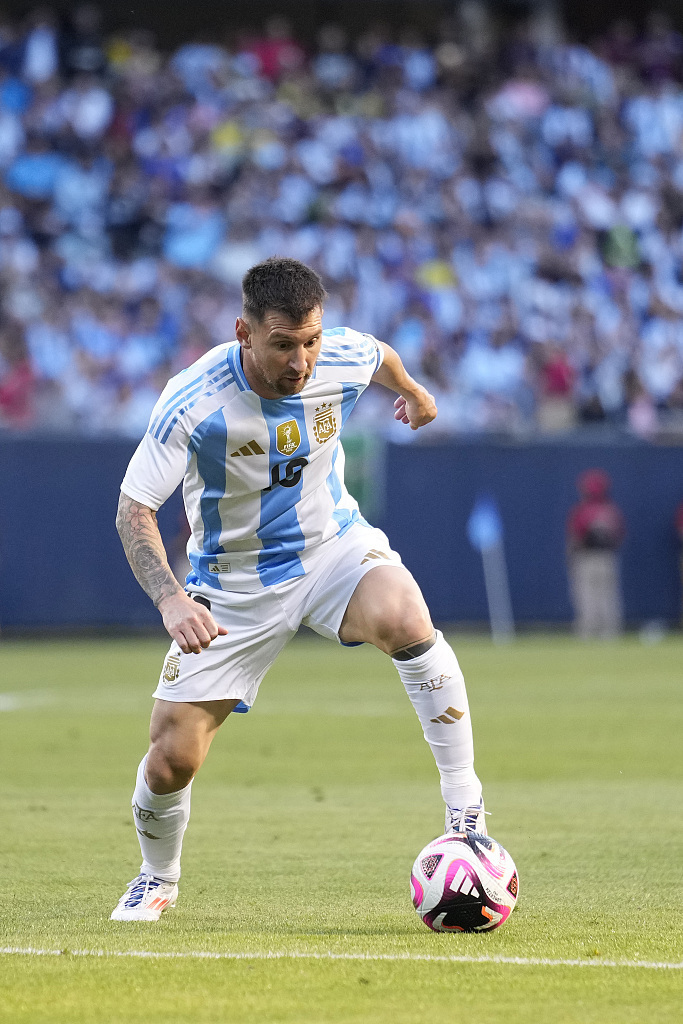 陕西：近百名选手冰上竞速 助力冰雪运动“热”起来