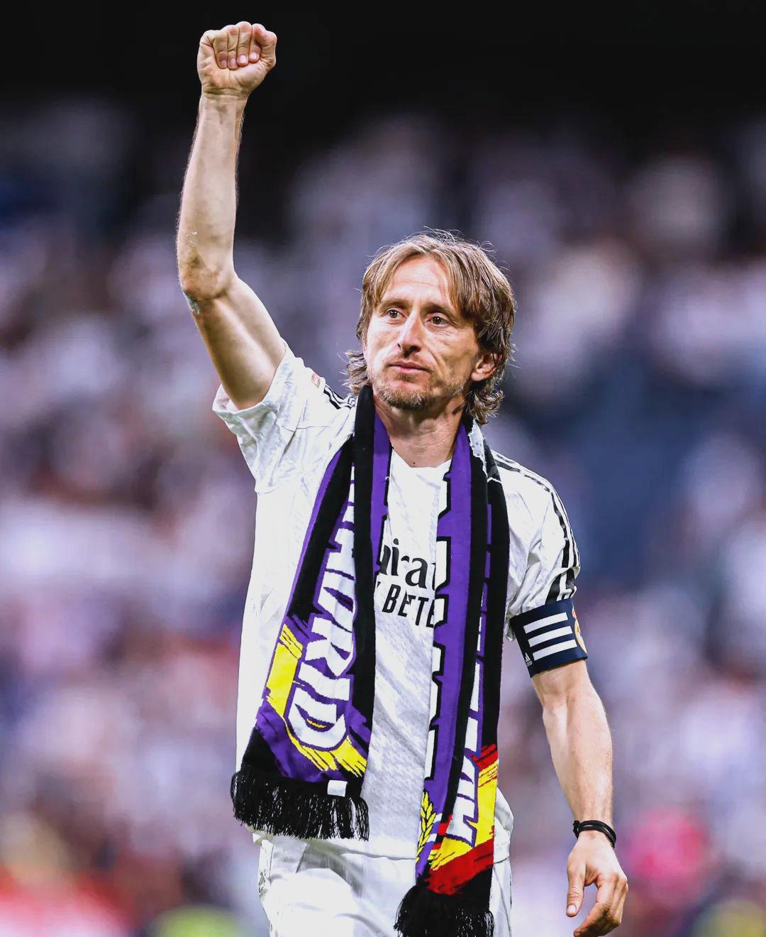 轰32+10+7！詹姆斯就是领袖，艾顿赛后摊牌了，东契奇也说出优点